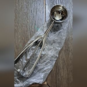 Medium icecream or cookie scooper